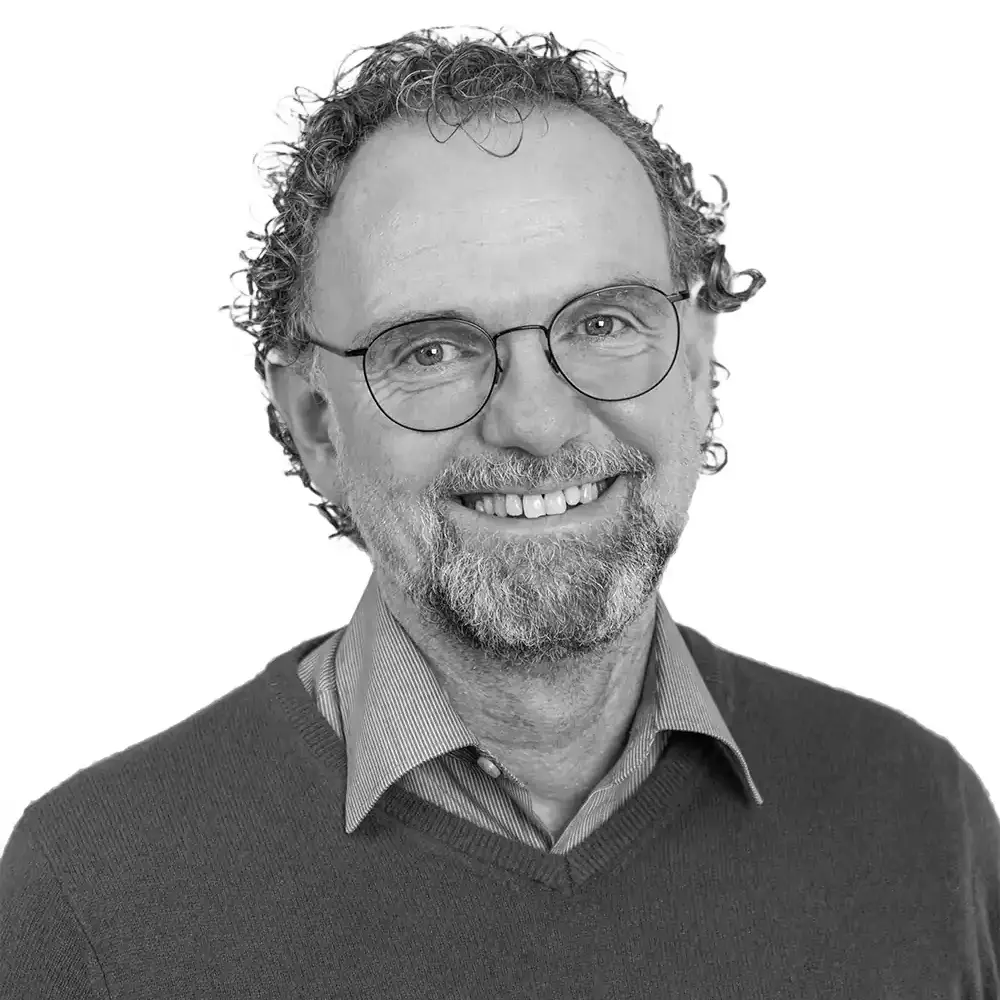 Schwarz-weiß Portrait von Jörg Schück, Sales Person in der DACH Region bei der Q-Interline GmbH.